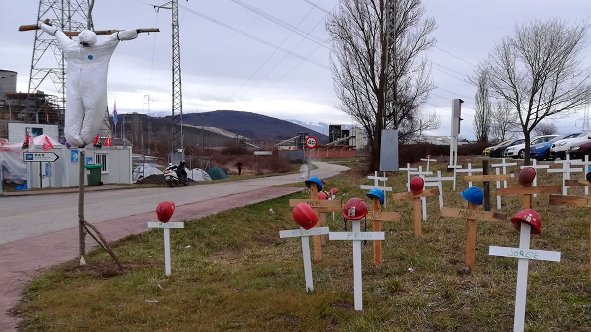 Los trabajadores siguen a las puertas de la central en Cubillos para recordar que siguen sin tener soluciones.