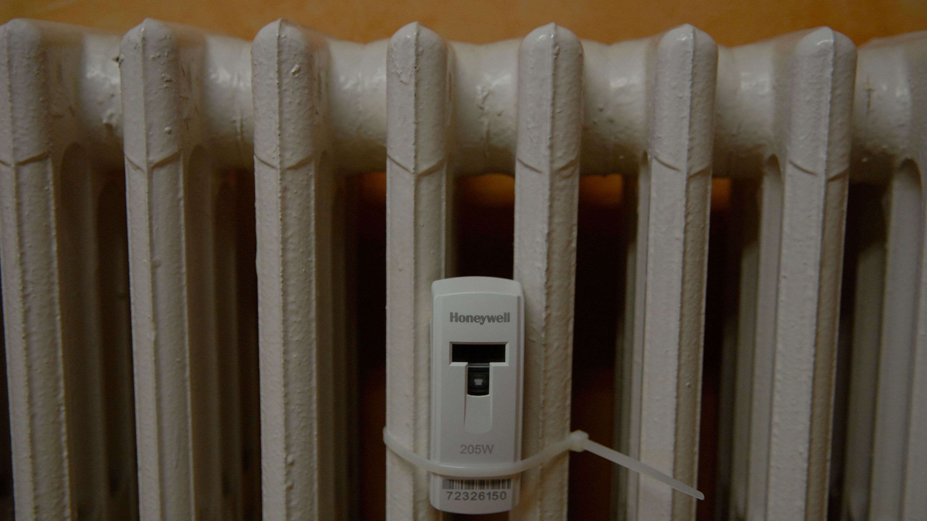 En primer lugar, hay que revisar que el sistema y la calderas funcionan bien, purgar radiadores y después, instalar un termostato si queremos que el impacto económico sea el menor posible | MAURICIO PEÑA