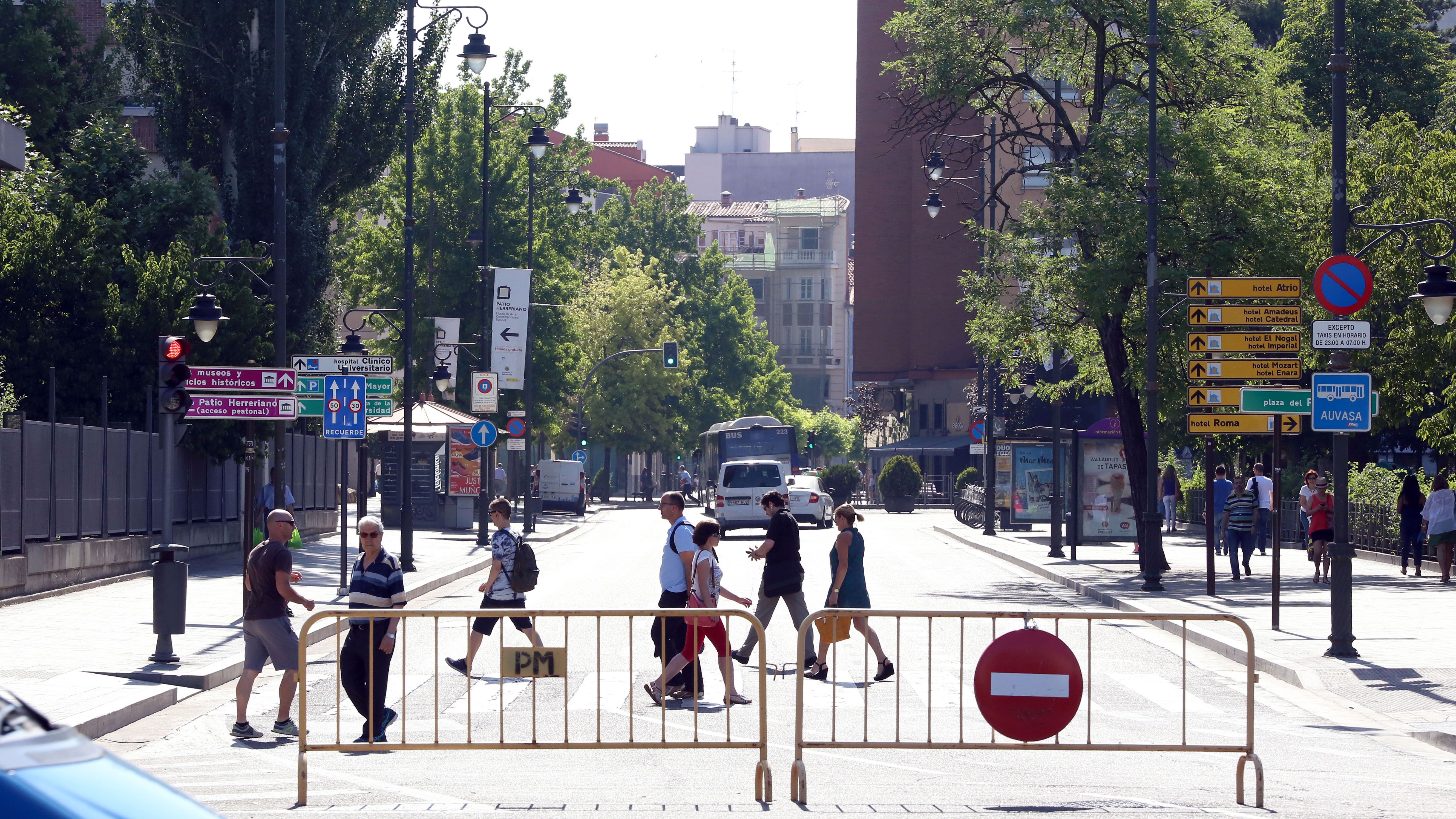 Calles del centro de Valladolid cortadas al tráfico de vehículos a motor por los altos índices de ozono en el aire en una imagen de archivo. | ICAL