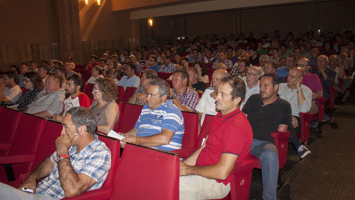 A la reunión de ganaderos acudieron profesionales de la provincia y de la región así como de Galicia y Asturias. | T.G.
