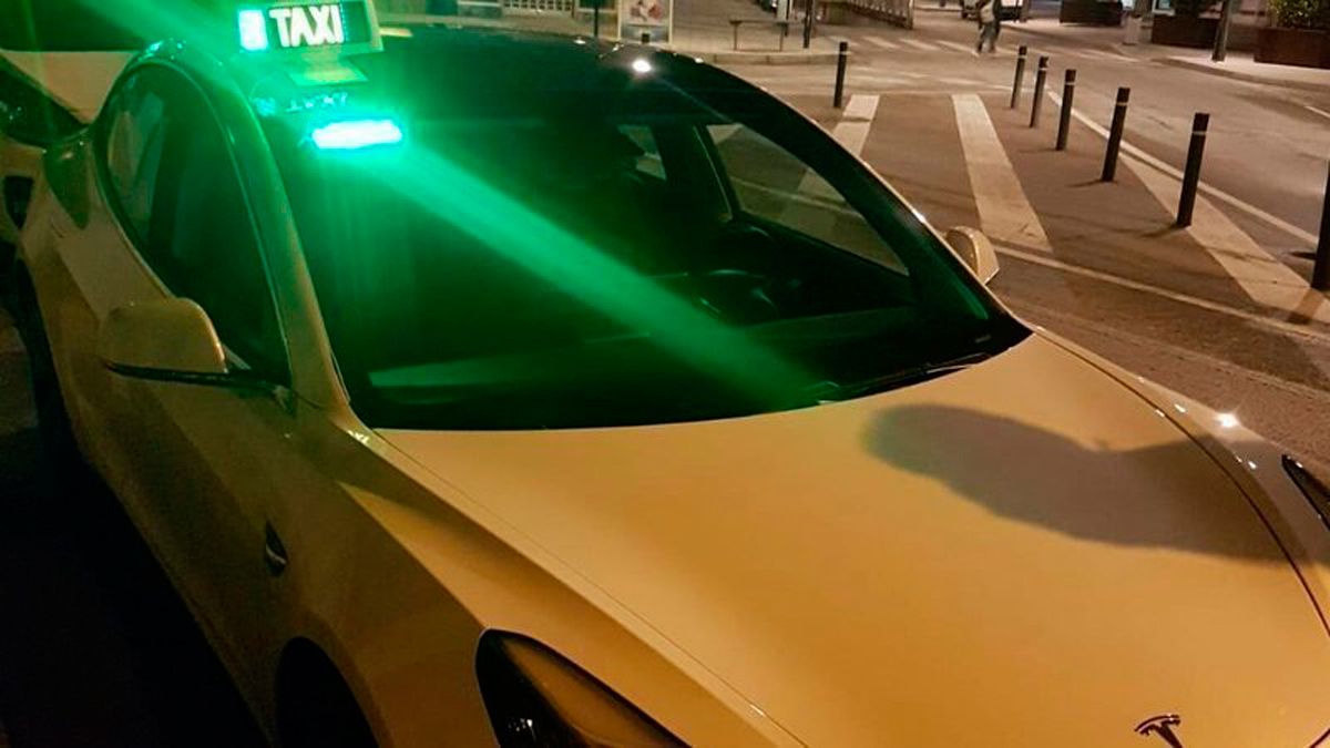 Última imagen del vehículo como taxi, ya que ahora su uso no puede ser público por el momento. Última imagen del vehículo como taxi, ya que ahora su uso no puede ser público por el momento.