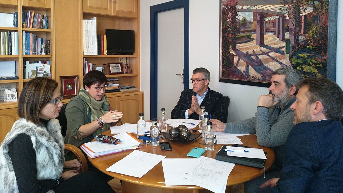 Aurora Flórez, Camino Cabañas, Javier Cepedano y Xosepe Vega durante la reunión. | L.N.C.