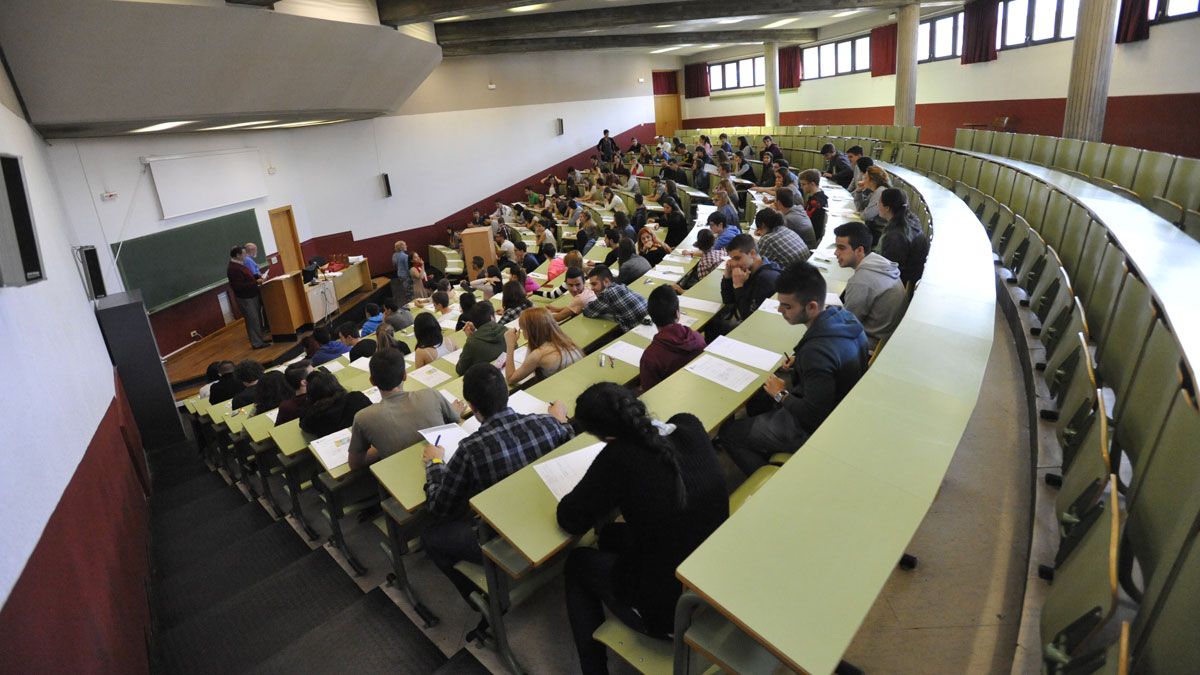 Imagen de archivo de una de las aulas de la Universidad de León. | DANIEL MARTÍN