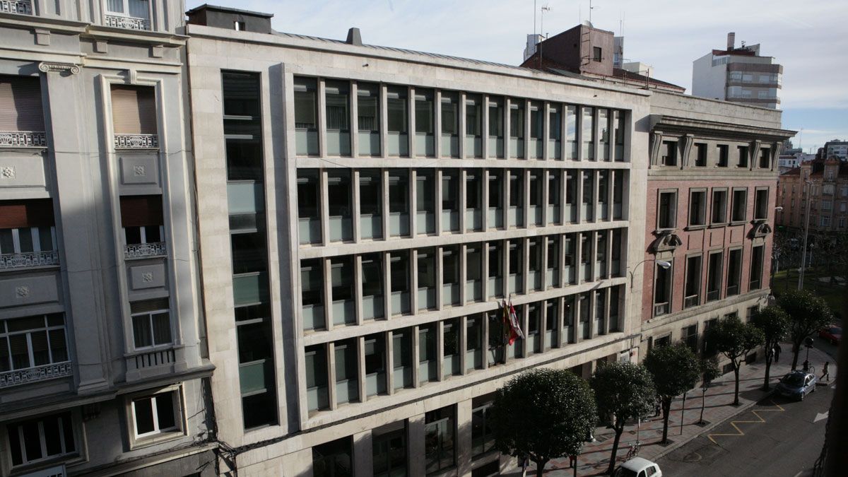 Imagen exterior de la sede de la Agencia Tributaria en la ciudad de León. | DANIEL MARTÍN Imagen exterior de la sede de la Agencia Tributaria en la ciudad de León. | DANIEL MARTÍN