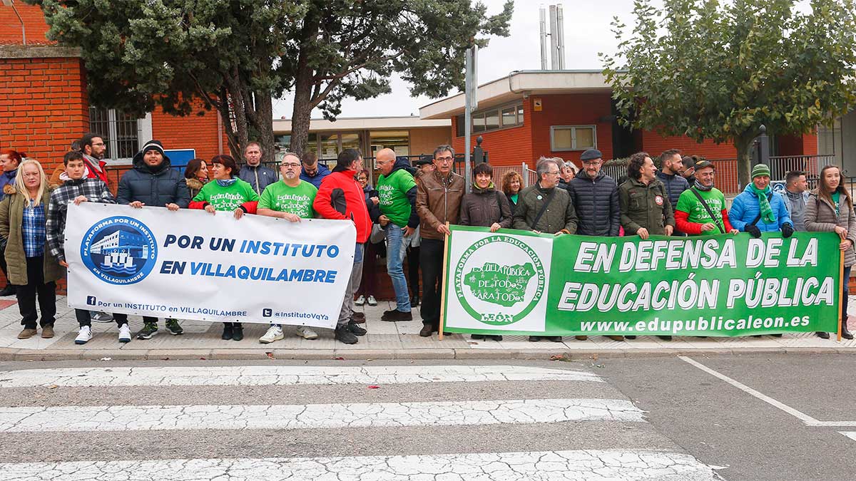 La plataforma ‘Por un Instituto en Villaquilambre’ se concentra a las puertas del Colegio ‘Villa Romana’ de Navatejera. | ICAL