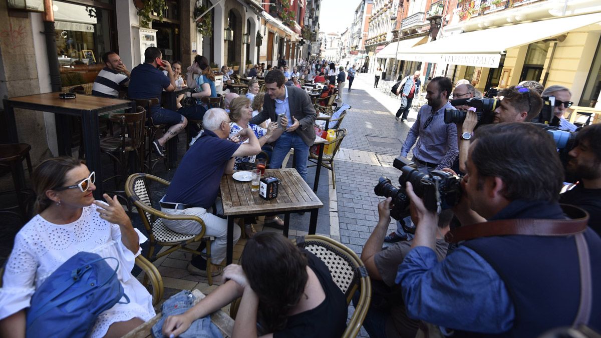 El presidente del PP, Pablo Casado, durante una visita a la capital leonesa. | SAÚL ARÉN