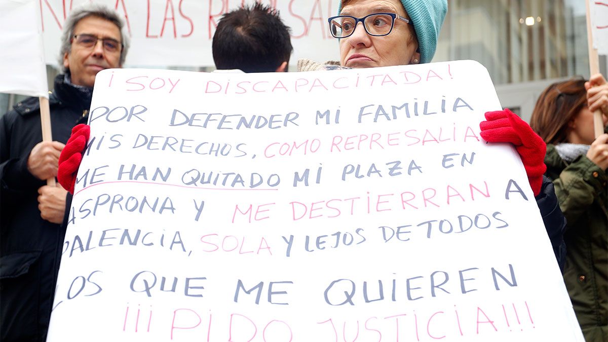 Familiares y usuarios de los centros de Asprona de León se concentran frente a la Gerencia de Servicios Sociales para denunciar irregularidades. | ICAL