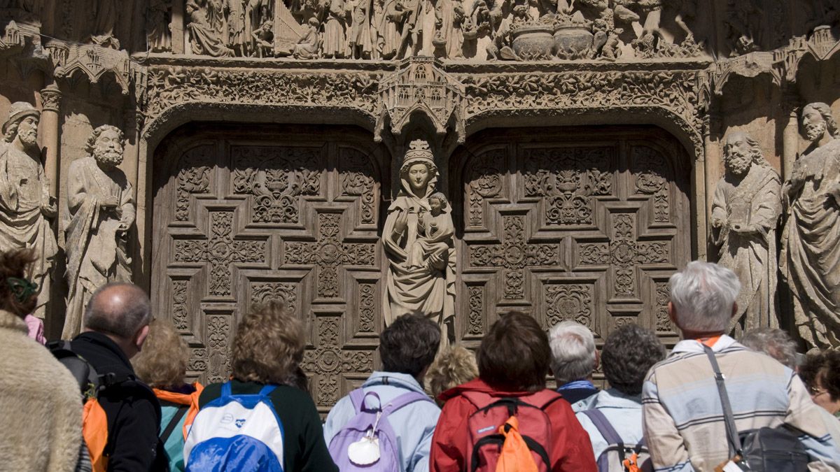 Un grupo de turistas contempla la Catedral de León. | MAURICIO PEÑA