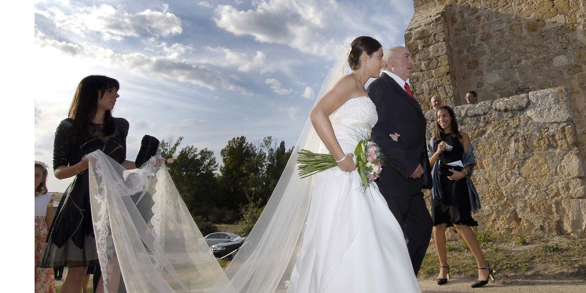 La provincia de León registró en 2018 1.355 enlaces matrimoniales frente a los 1.428 de l año 2017 según el INE. | ICAL