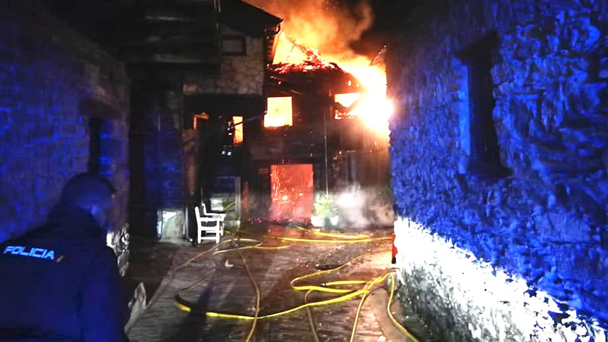 Imagen de momentos del incendio del perfil Peñalba de Santiago, negocio local, en la red social Facebook.