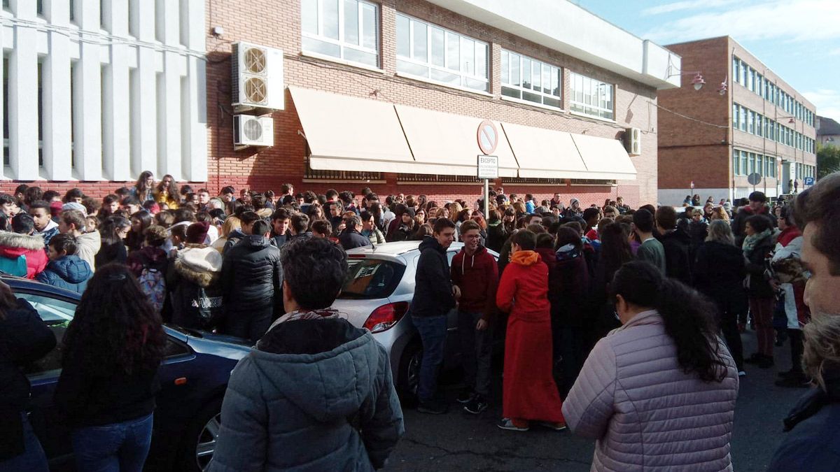 Alumnos, profesores y familias se concentraron como medida de protesta. | L.N.C.