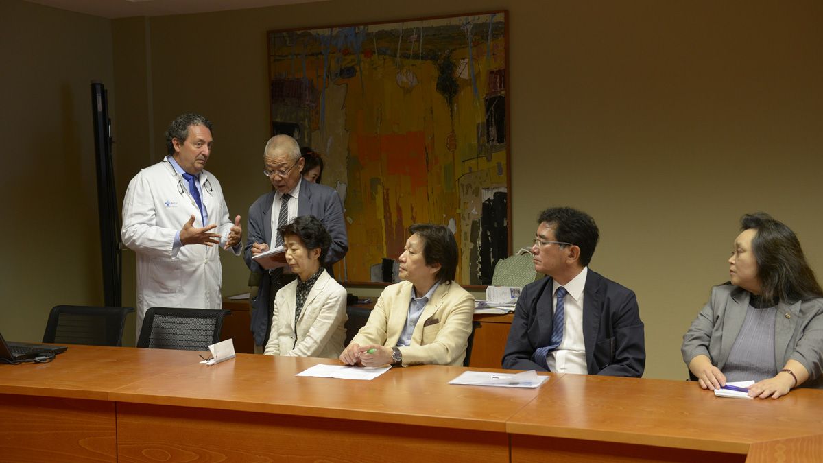 El gerente del Complejo Asistencial Universitario de León, Juan Luis Burón, con el representante de la delegación japonesa, Yamazaki Manubu. | MAURICIO PEÑA