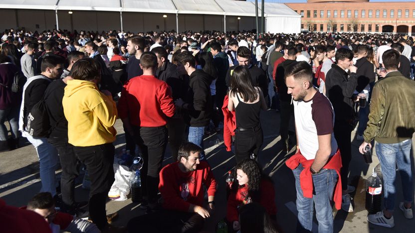 Las espichas logran reunir a miles de jóvenes en el Campus de Vegazana. | SAÚL ARÉN