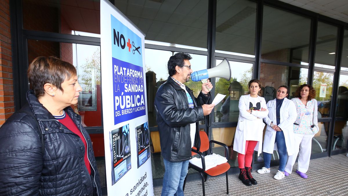 Imagen de la concentración a las puertas del Hospital del Bierzo este jueves a mediodía. | Ical