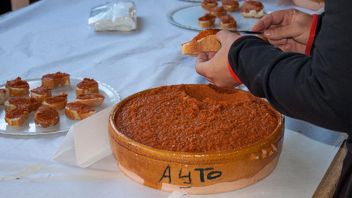 Cada año se reparten unos 2.000 bocados de la tan popular Tapa de Ajo de Santa María del Páramo. | T.G.