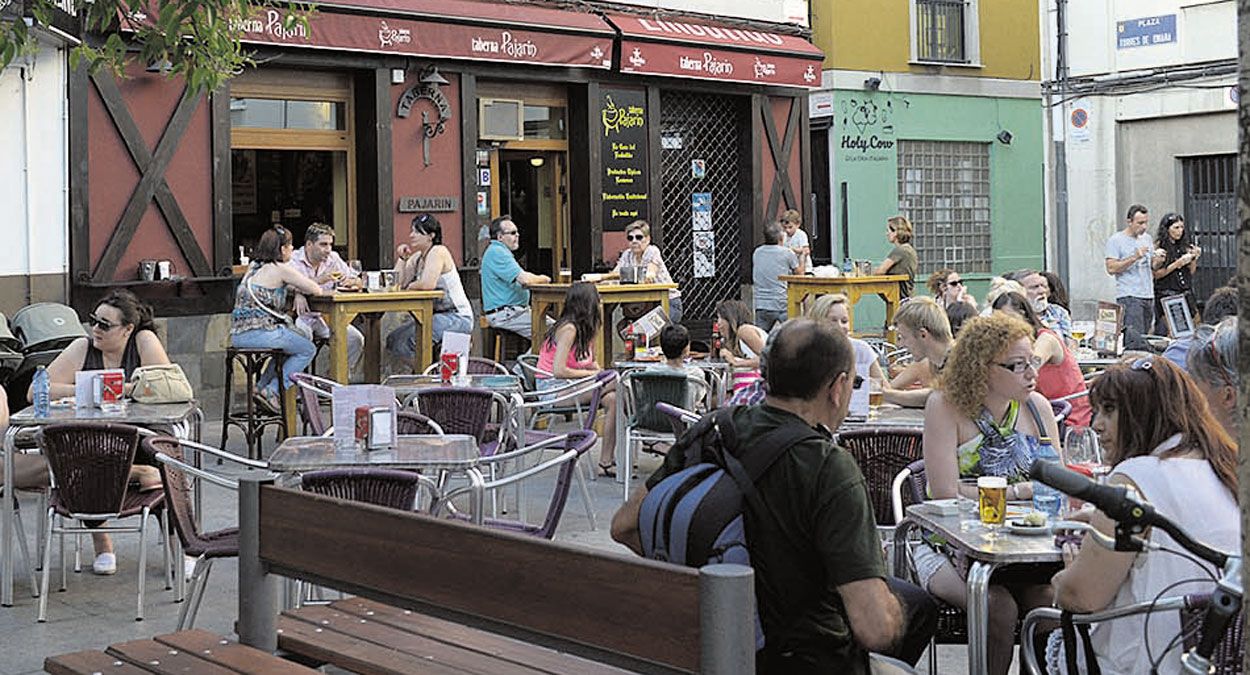 Imagen de una de las terrazas del Cid llena de gente. | MAURICIO PEÑA