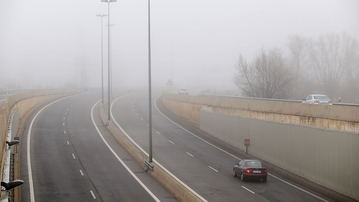 Niebla en una de las carreteras de la provincia en una imagen de archivo. | ICAL