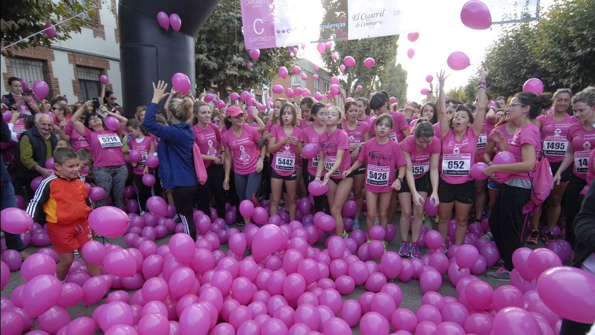 La Carrera de la Mujer teñirá de rosa las calles de León este domingo para luchar contra el cáncer de mama. | MAURICIO PEÑA