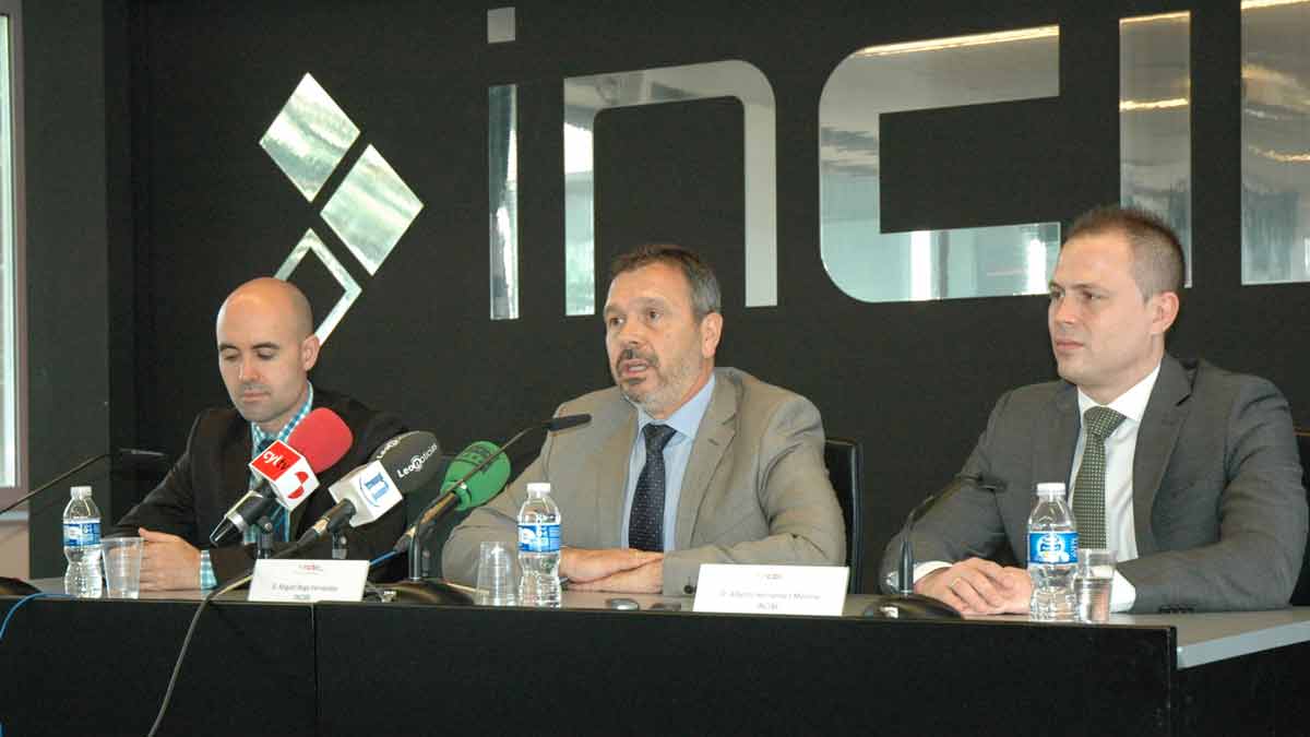 Rafael Pedrera, Miguel Rego y Alberto Hernández, este miércoles en el Incibe. | L.N.C. Rafael Pedrera, Miguel Rego y Alberto Hernández, este miércoles en el Incibe. | L.N.C.