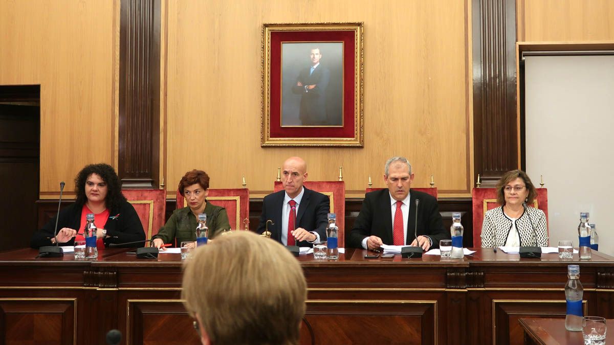 Vera López, Susana Travesí, José Antonio Diez, Vicente Canuria y Evelia Fernández, durante la sesión plenaria. | L.N.C.