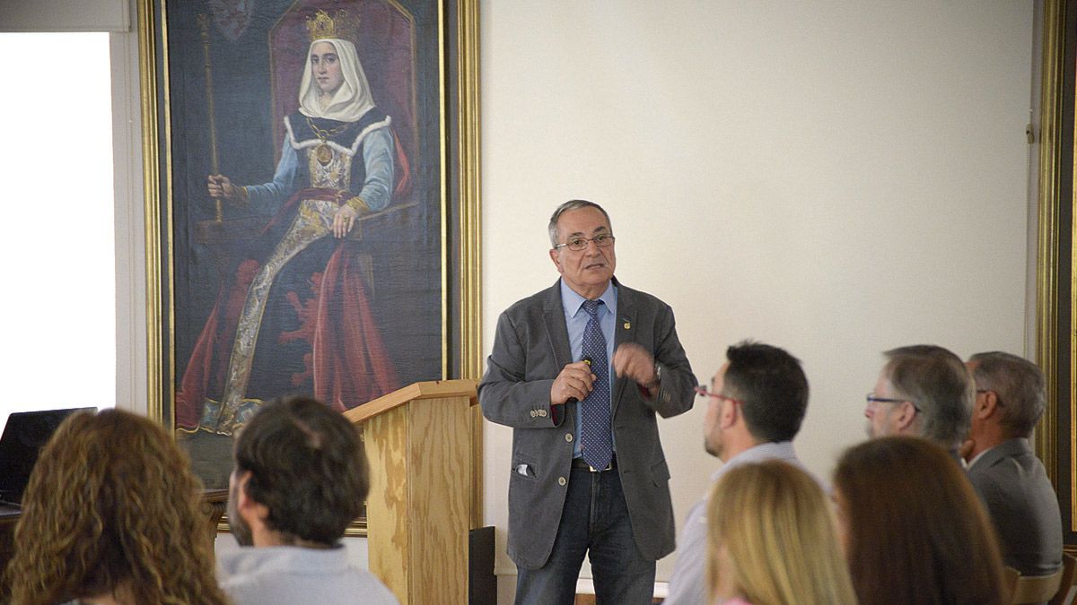 Elías Rodríguez Ferri durante una conferencia. | MAURICIO PEÑA