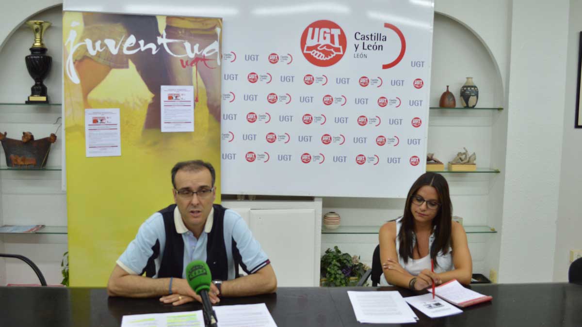 El secretario provincial de UGT, Manuel Mayo (izquierda), y la técnico sociolaboral, Nuria Rubio.