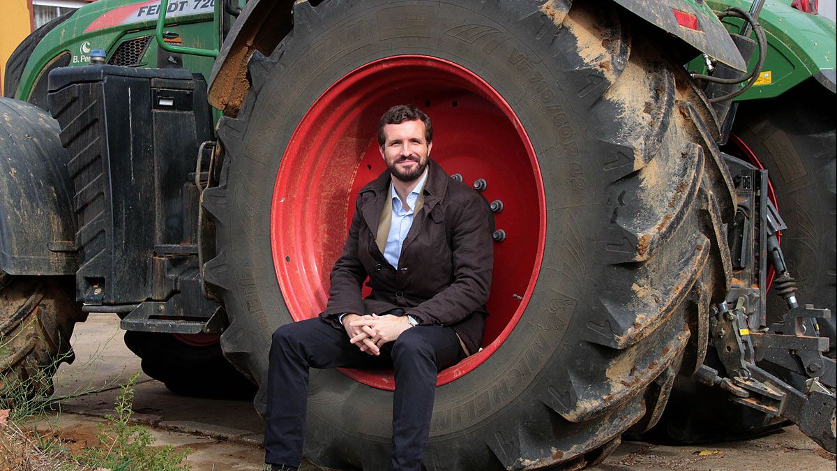 Pablo Casado durante su visita a Matadeón de los Oteros este jueves. | ICAL