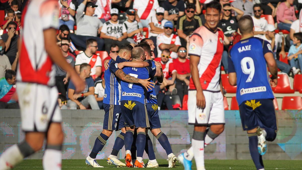 Los jugadores de la Deportiva celebran uno de sus goles en Vallecas. | IRINA R.H.
