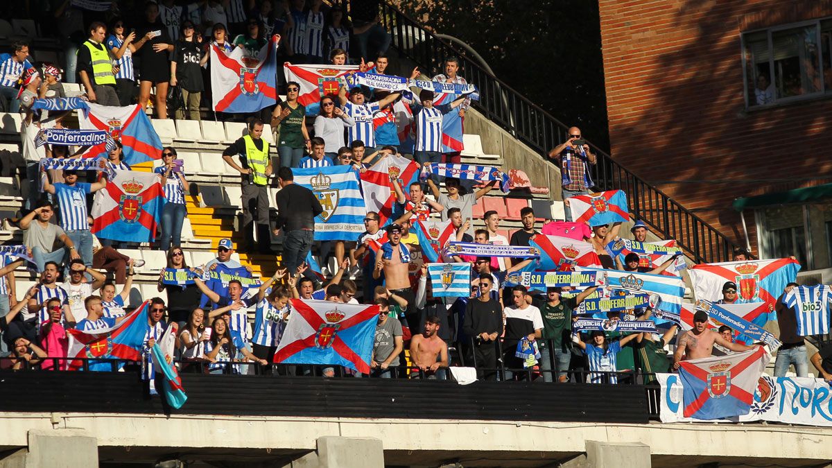 La afición de la Deportiva fue protagonista en las gradas del estadio de Vallecas. | IRINA R.H.