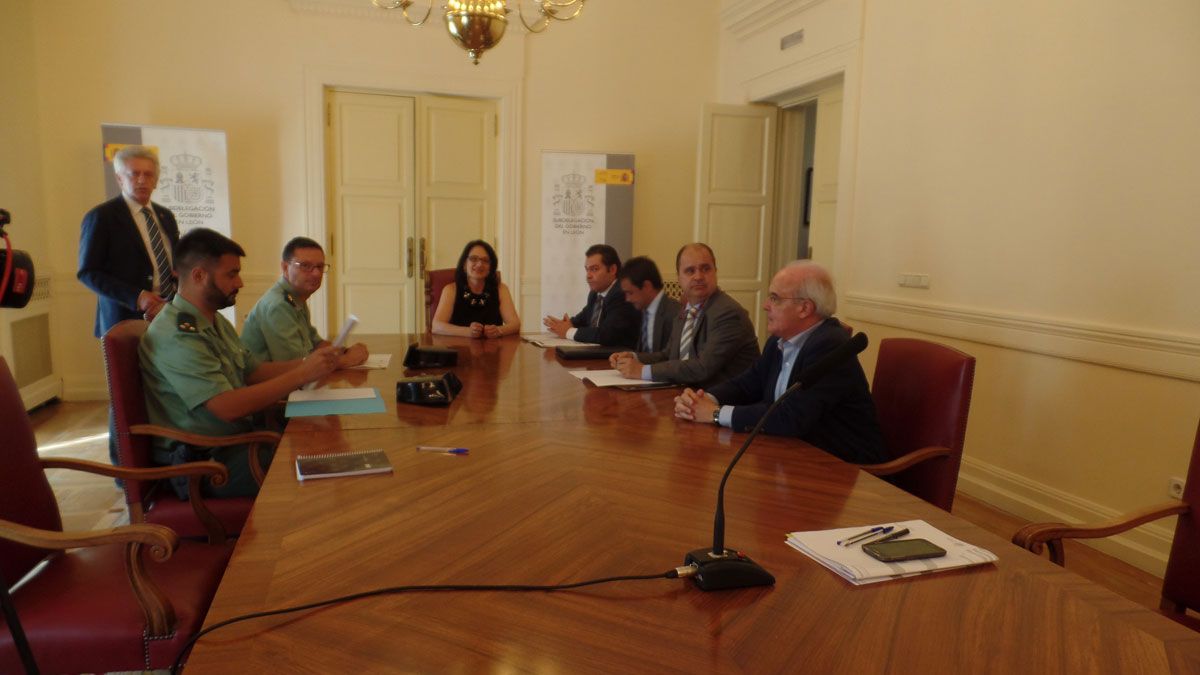 La subdelegada del Gobierno, Teresa Mata, en el centro, presidió la Comisión provincial de Tráfico.