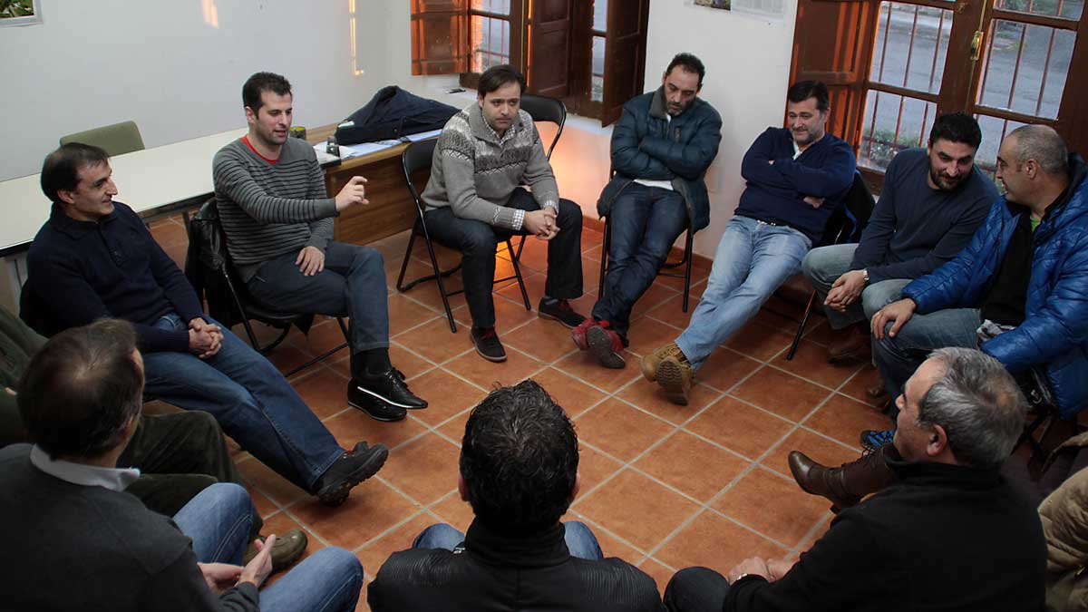 El secretario general del PSCyL, Luis Tudanca, y el secretario provincial, Tino Rodríguez, con el comité de empresa de Hullera Vasco Leonesa. | LETICIA PÉREZ (ICAL)