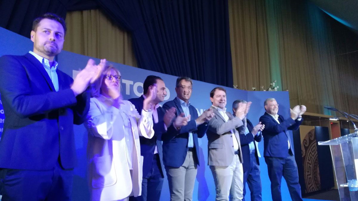 Mañueco arropado por los lideres del partido y los candidatos al Congreso y al Senado en el aniversario. | M.I.