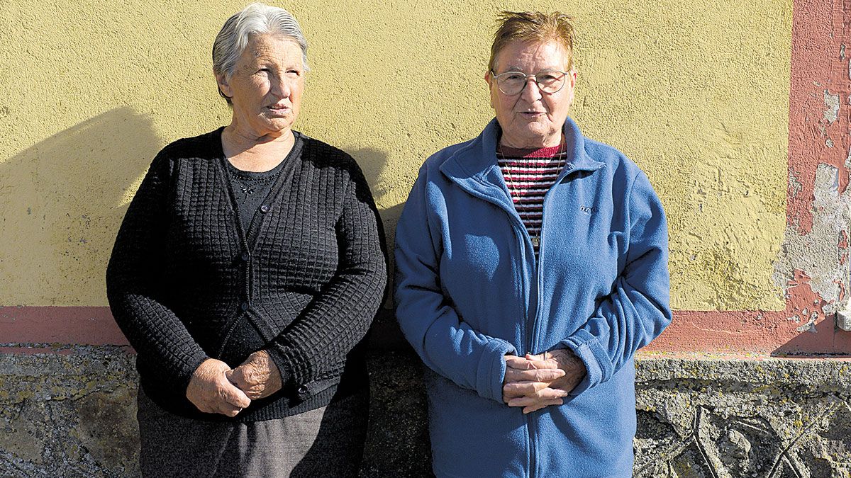 Herminia Morán y Covadonga García, las copleras, en Poladura. | MAURICIO PEÑA