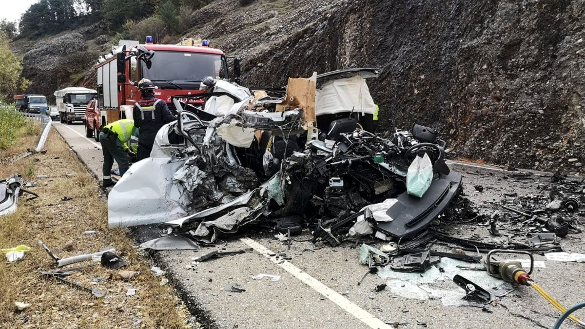 Imagen del accidente mortal ocurrido este jueves en Candanedo de Boñar. | BOMBEROS AYTO. LEÓN