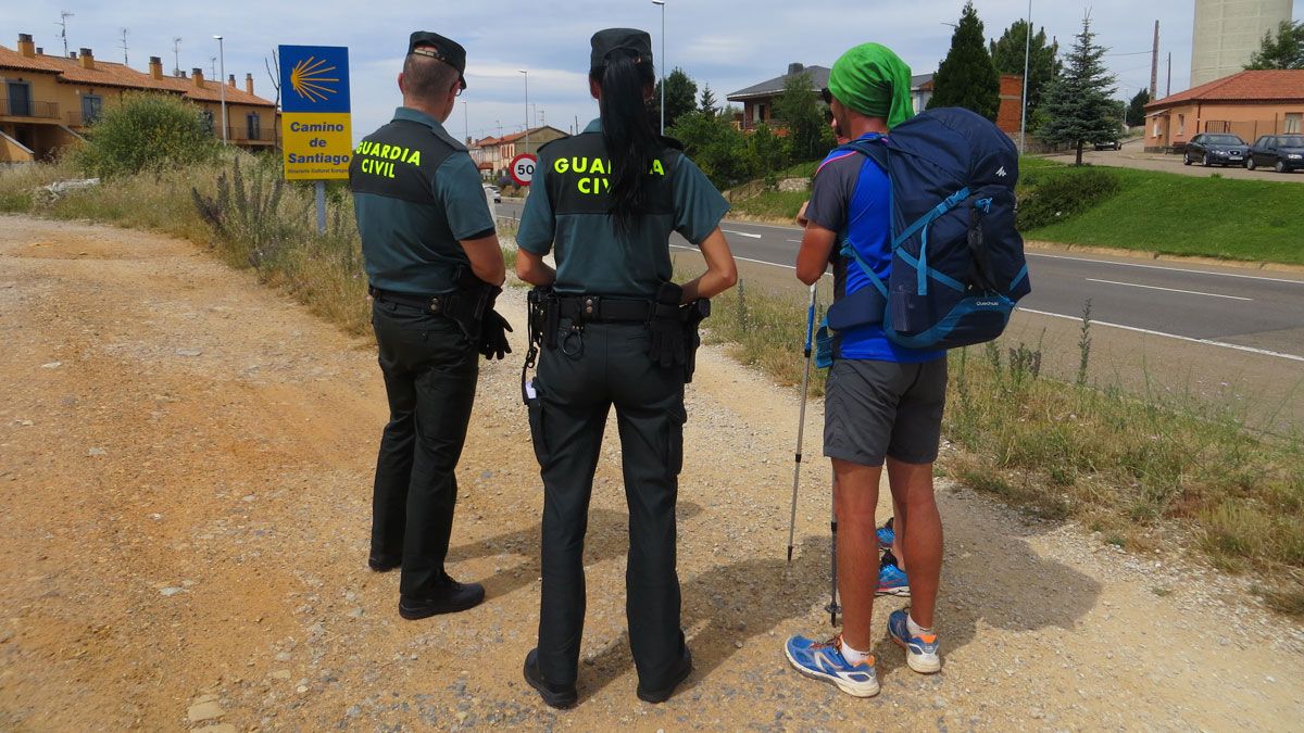Dos agentes realizan labores de vigilancia en el Camino de Santiago. | GUARDIA CIVIL