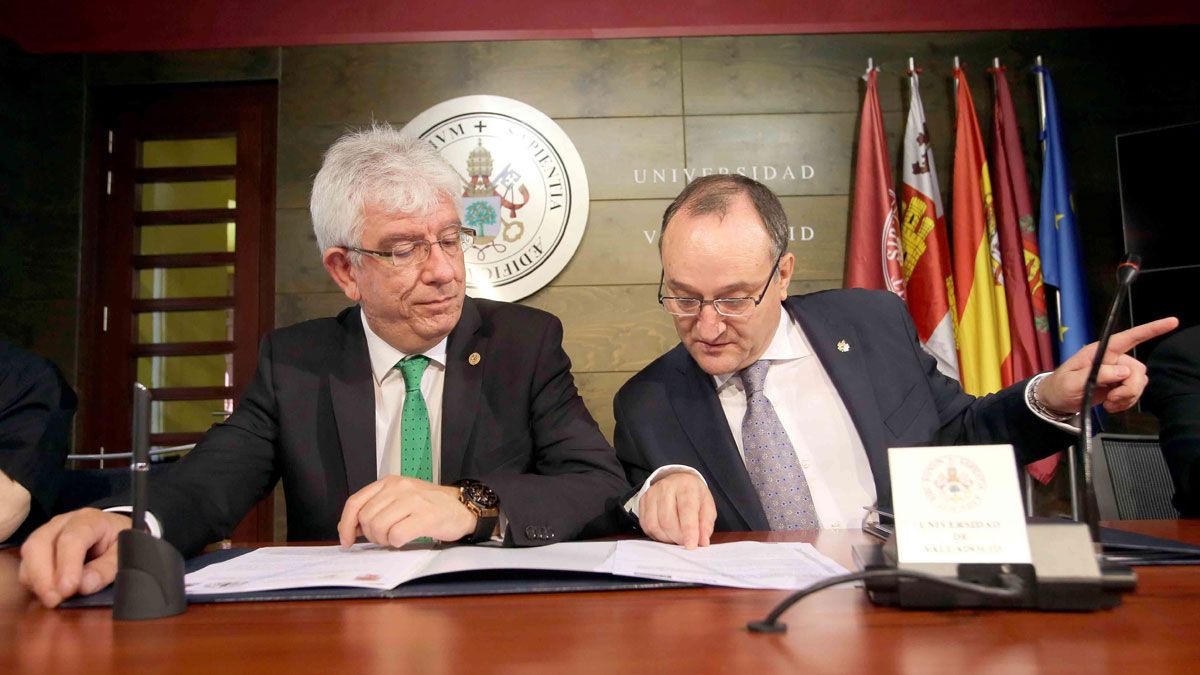 El rector de la Universidad de Valladolid, Daniel Miguel San José, y el rector de la Universidad de León, José Ángel Hermida, firman el acuerdo para la constitución del Aula Confucio de la UVa. | M. CHACÓN (ICAL)