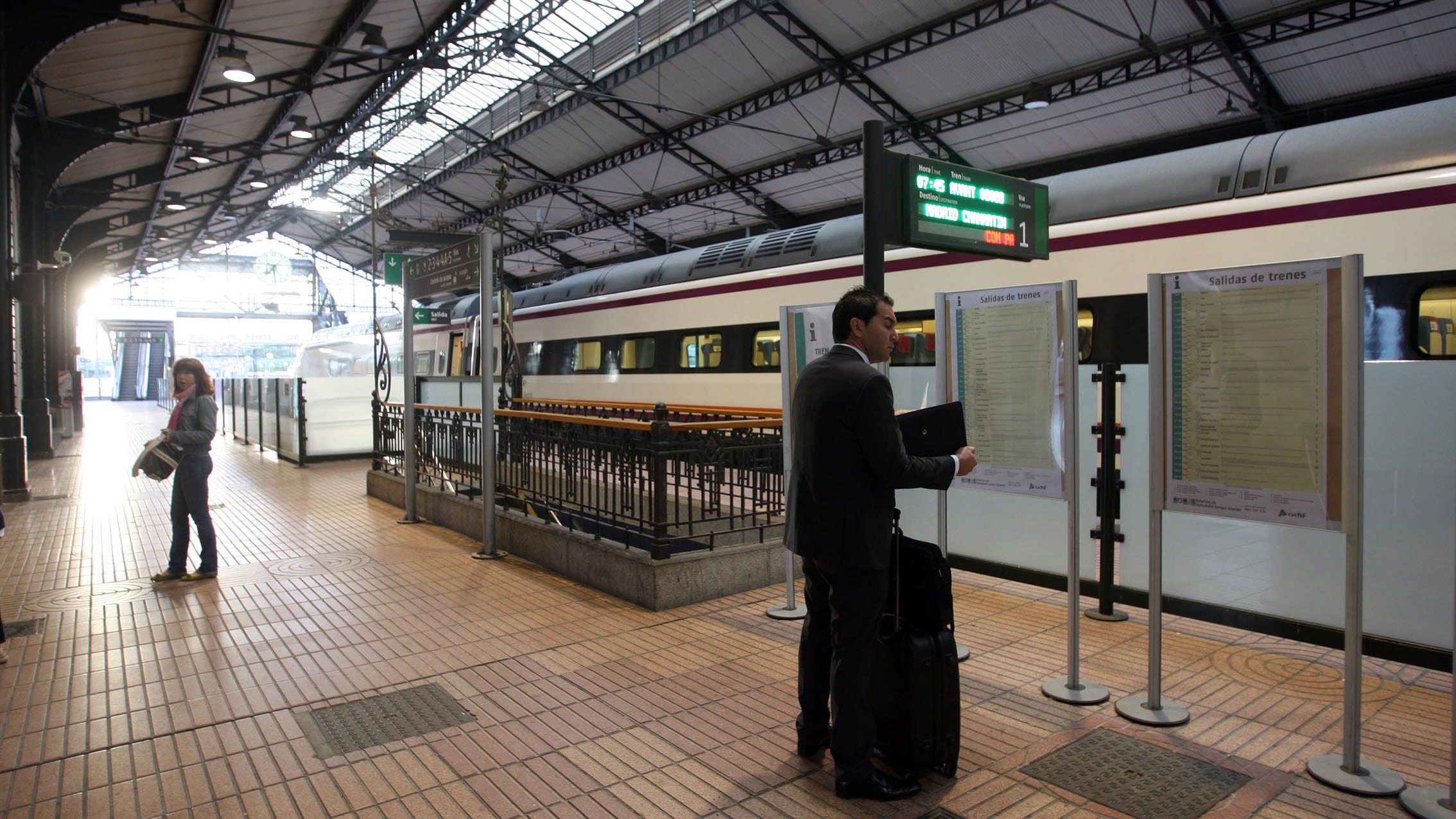 Salida del Avant que une Valladolid y Madrid. ICAL