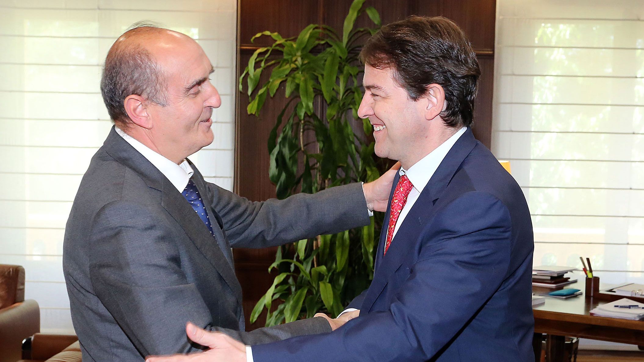 El presidente de la Junta, Alfonso Fernández Mañueco, se reúne con el Procurador del Común, Tomás Quintana. | ICAL