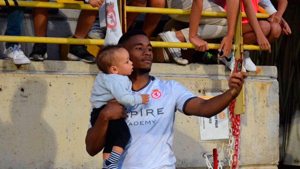 Kawaya, con su hijo durante su última visita, coincidiendo con el choque frente al Athletic B en el que marcó. | CYD