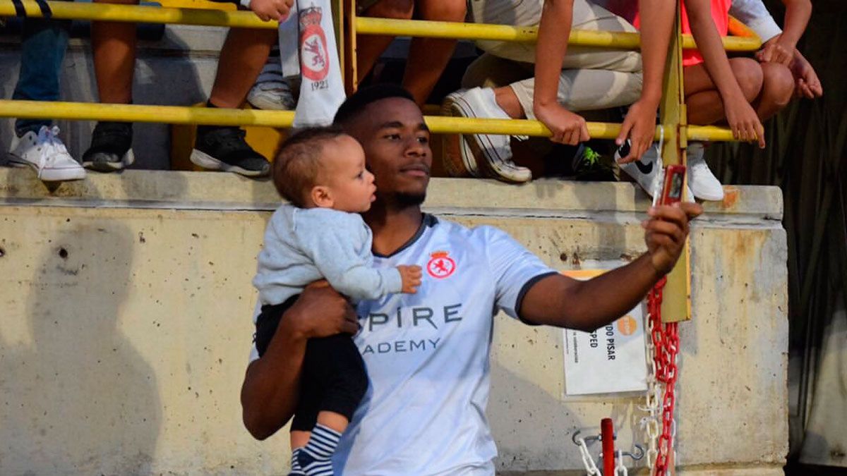 Kawaya, con su hijo durante su última visita, coincidiendo con el choque frente al Athletic B en el que marcó. | CYD Kawaya, con su hijo durante su última visita, coincidiendo con el choque frente al Athletic B en el que marcó. | CYD