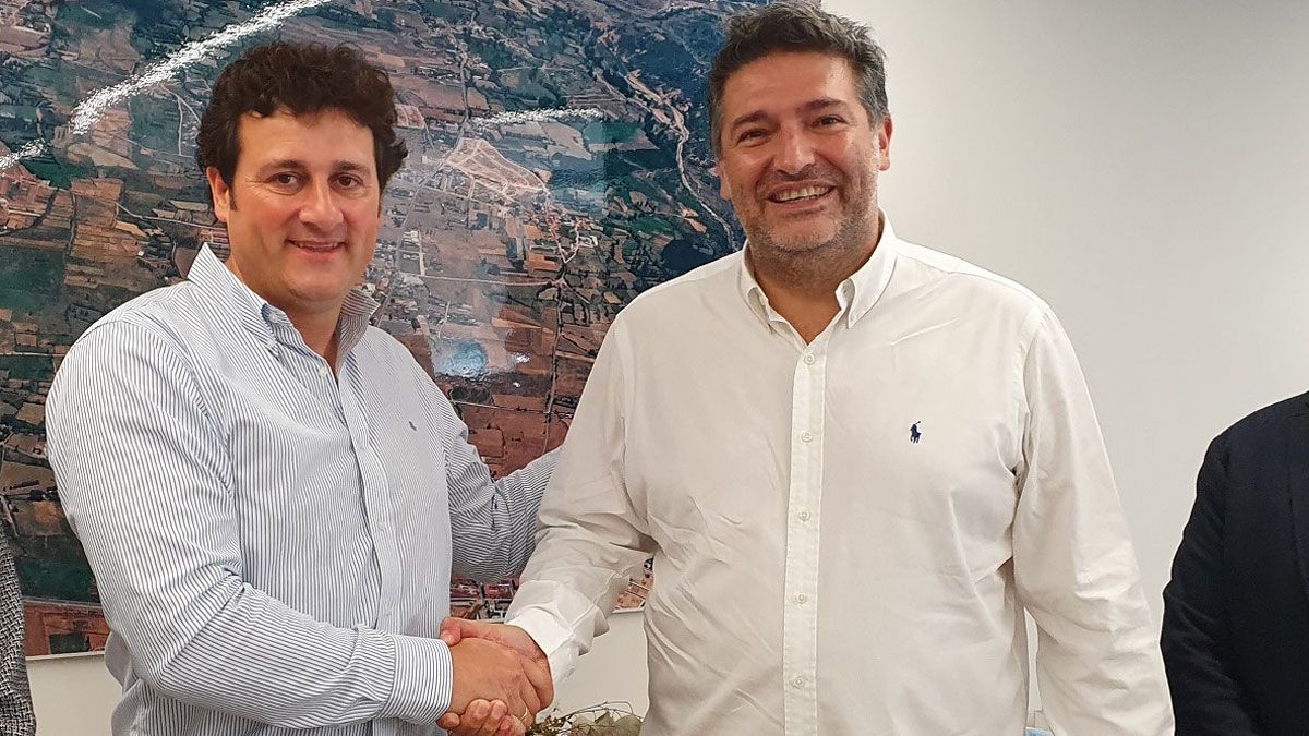 El alcalde de Villaquilambre, Manuel García, y el presidente del CEL, Julio César Álvarez, suscribieron el acuerdo. | L.N.C.