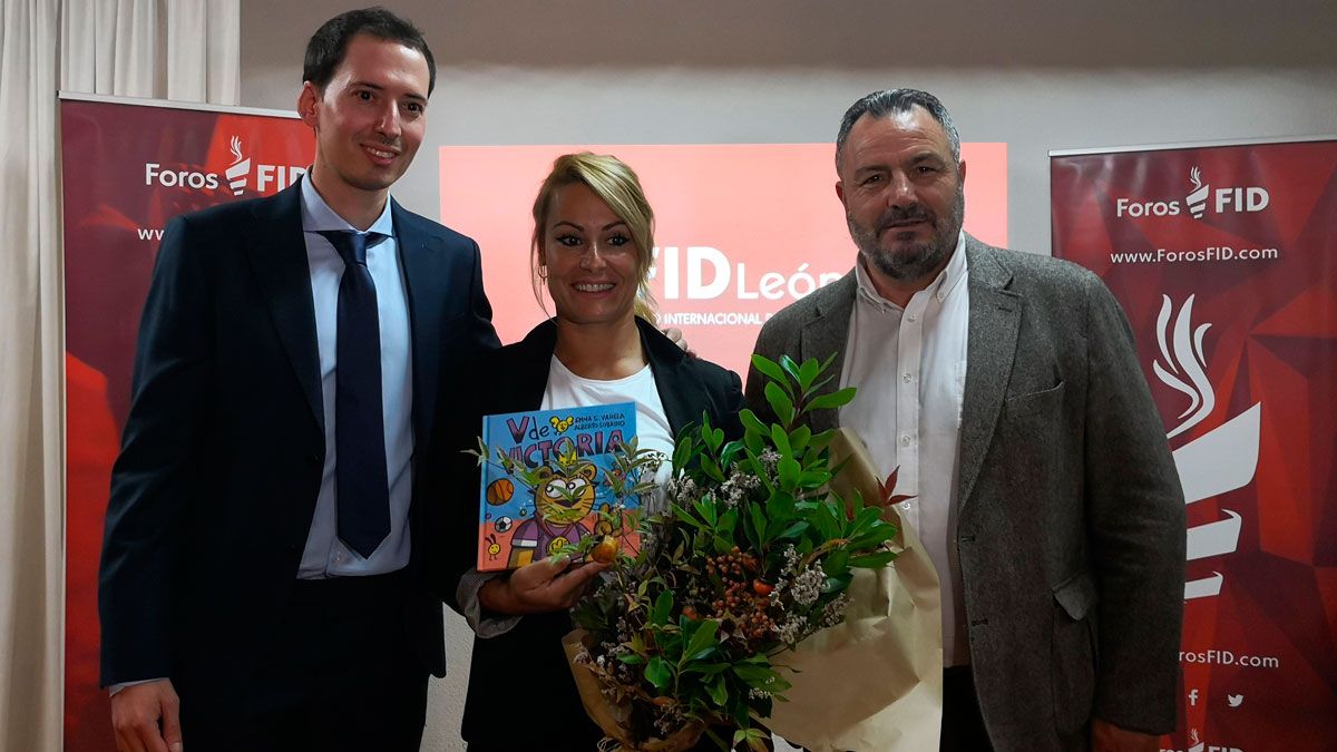 Lydia Valentín, entre el director del FID Francisco del Río y el presidente de la Diputación Eduardo Morán. | L.N.C.