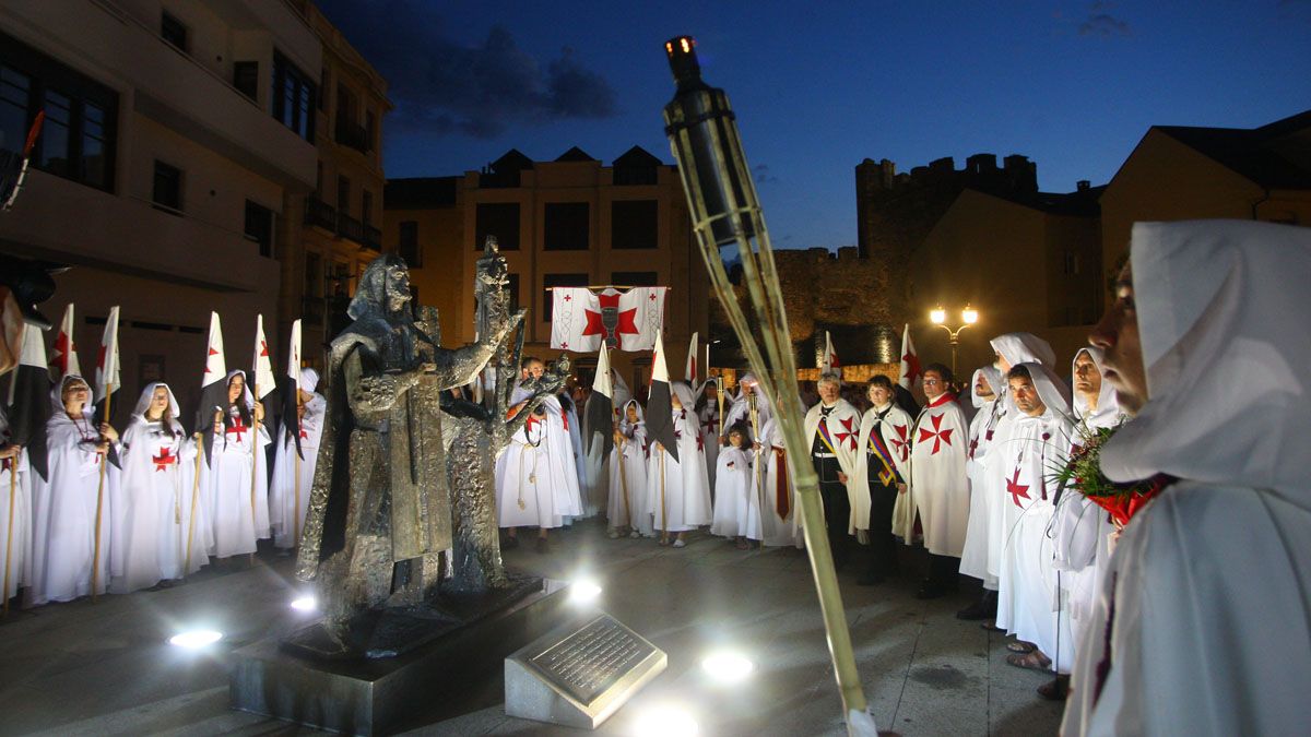 Ofrenda al caballero templario en la plaza de la Encina, una imagen que se repetirá este jueves. | César Sánchez (Ical)