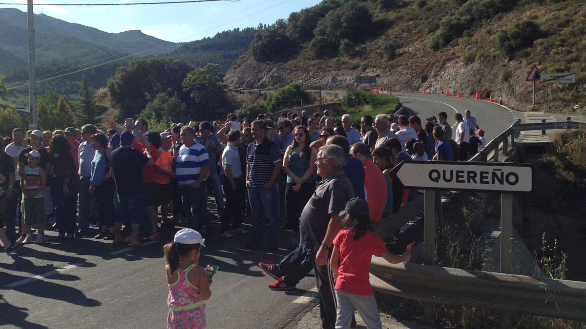 El corte en la N-536 propició concentraciones de protesta por parte de los vecinos. | L.N.C.