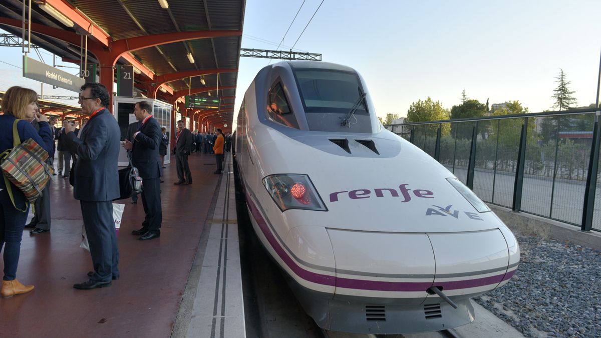 Imagen del primer AVE a León, que salió de la estación de Chamartín el 29 de septiembre de 2015. | MAURICIO PEÑA