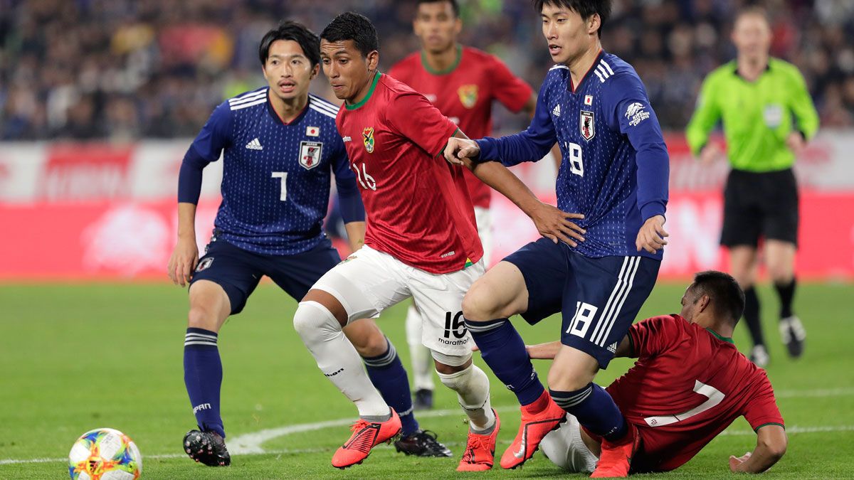 Roberto Fernández, durante un partido con Bolivia ante Japón. | FIFA