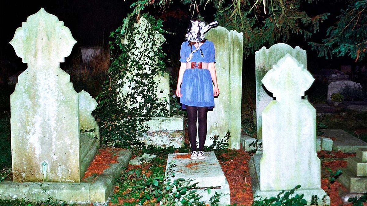 La cantante alemana Fee Reega, de estética vintage y música costumbrista, se ha hecho un hueco en la escena independiente asturiana. | SAM COLLINS