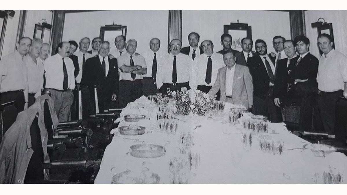Imagen de una reunión de celebración de representantes de las empresas y brigadistas que formaron parte de los orígenes de la Brigada de Salvamento  del Bierzo Alto. | ARCHIVO BRIGADA