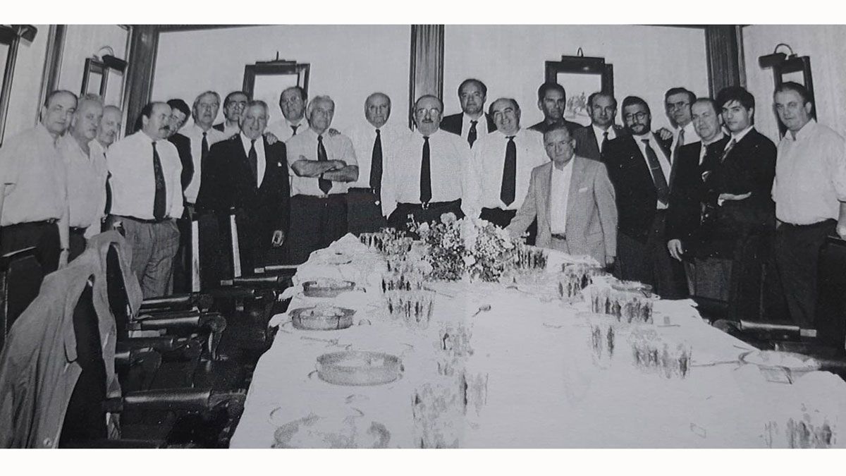 Imagen de una reunión de celebración de representantes de las empresas y brigadistas que formaron parte de los orígenes de la Brigada de Salvamento del Bierzo Alto. | ARCHIVO BRIGADA Imagen de una reunión de celebración de representantes de las empresas y brigadistas que formaron parte de los orígenes de la Brigada de Salvamento del Bierzo Alto. | ARCHIVO BRIGADA