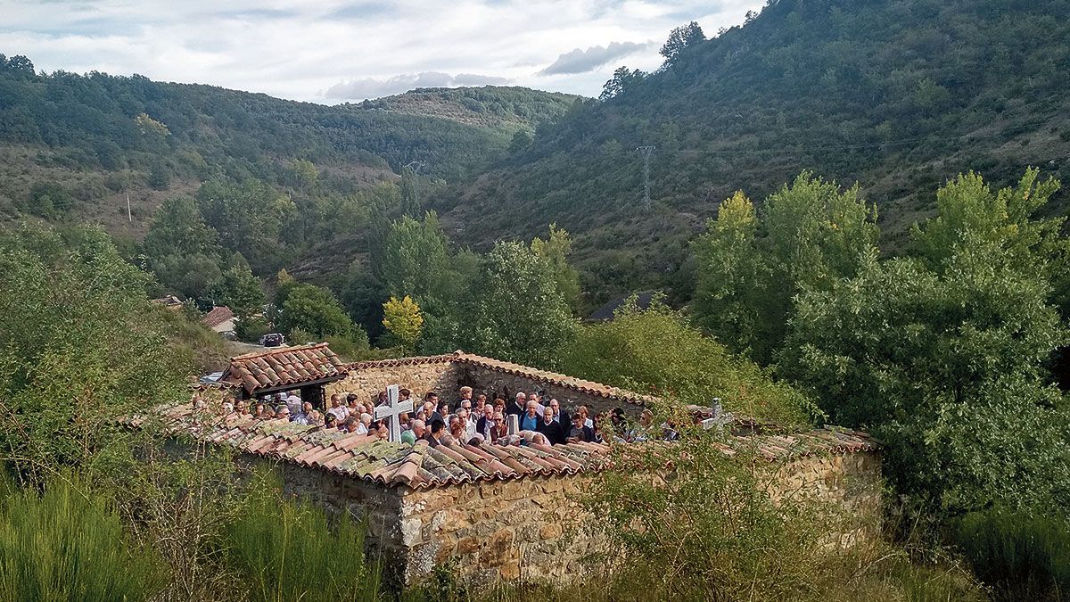 El entierro de Isaac, todo el pueblo reunido en el pequeño cementerio que lo parece aún más ante la inmensidad de los montes que lo rodean. :| LALY DEL BLANCO